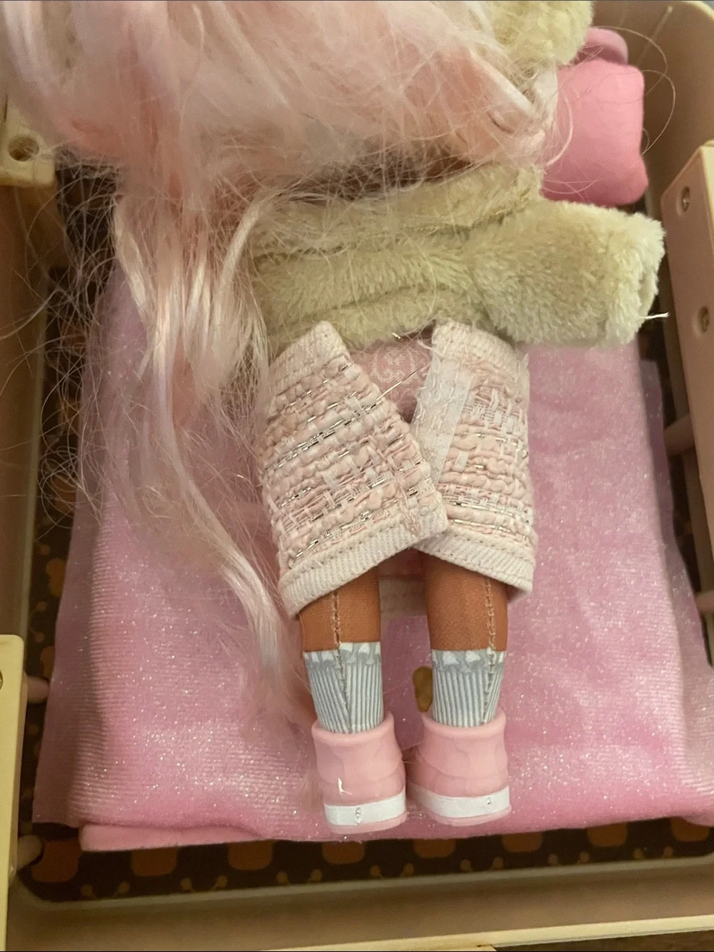 Na Na Na Surprise 3-in-1 Backpack Bedroom Playset Sarah Snuggles Fashion Doll